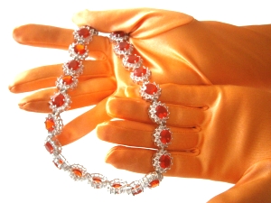 Ein teures Collier macht uns reich