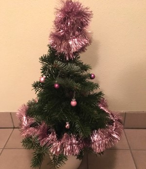 Der Christbaum leuchtet rosa